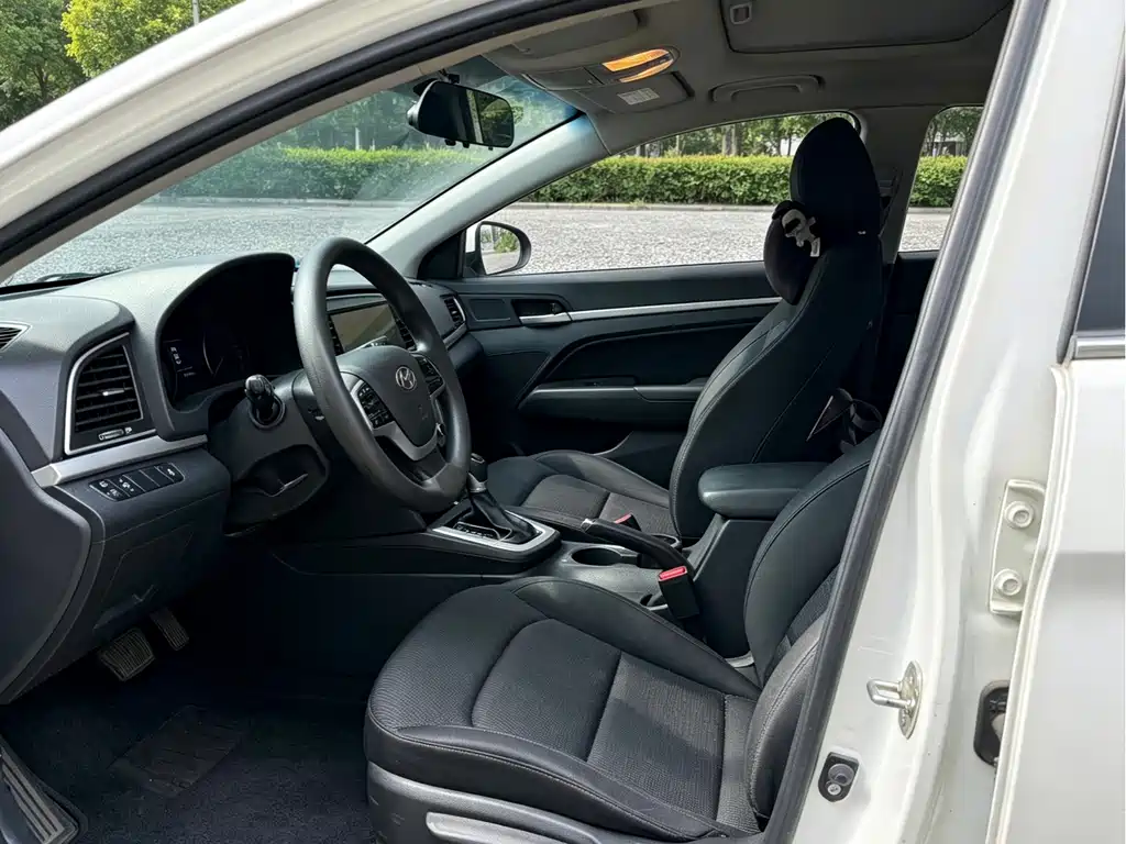 Hyundai Elantra — миниатюра 6