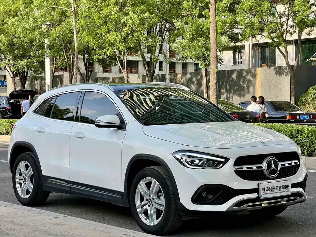 MERCEDES-BENZ GLA