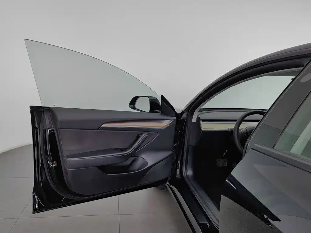 Tesla Model 3 — миниатюра 8
