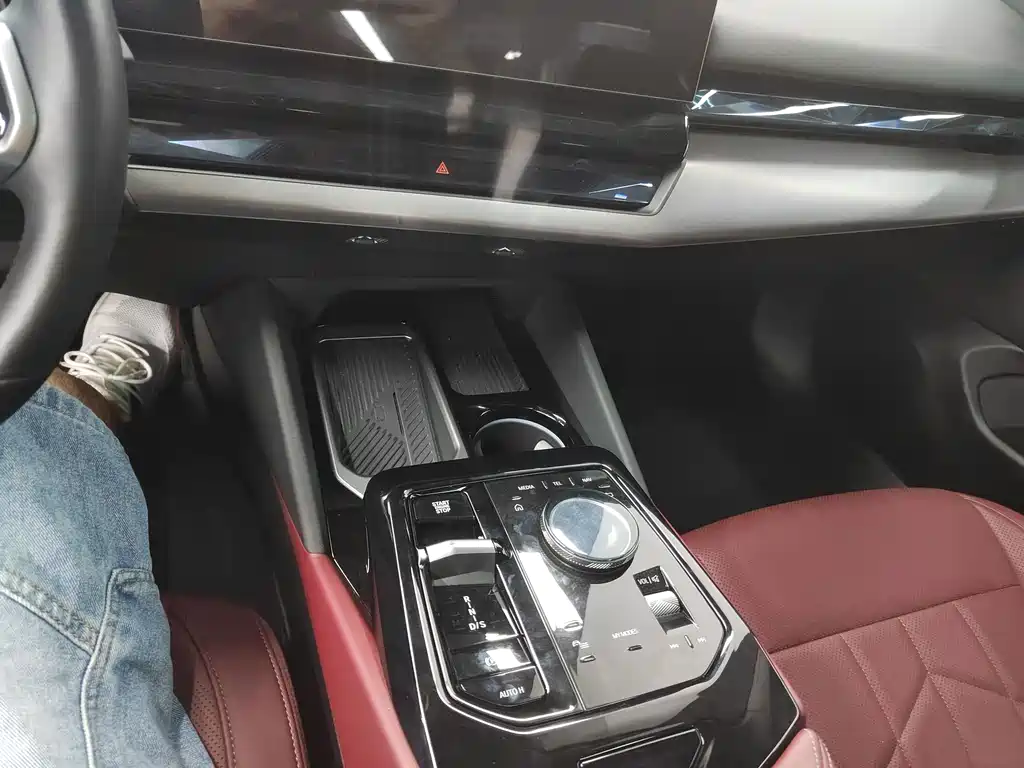 BMW 5 Series — миниатюра 7