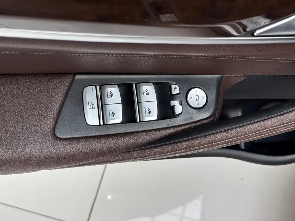 BMW 5 Series — миниатюра 9