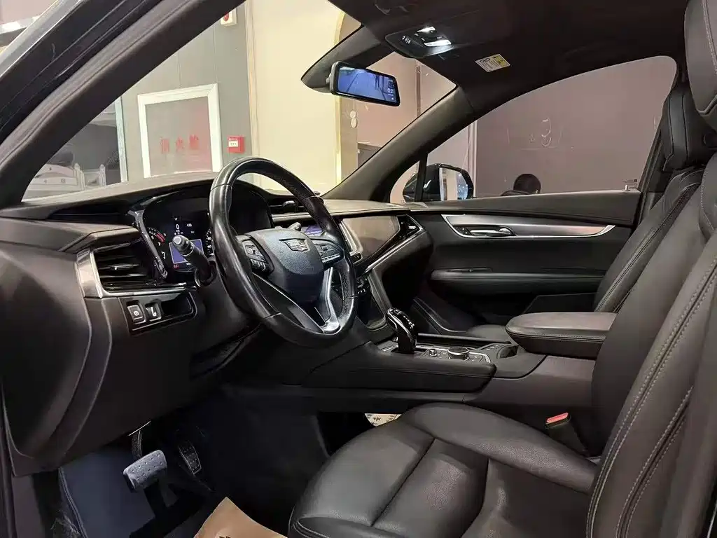 Cadillac XT6 2021 28T мест