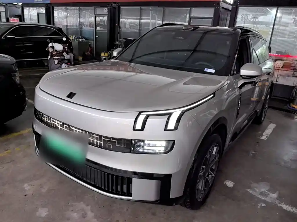 Lynk & Co 900