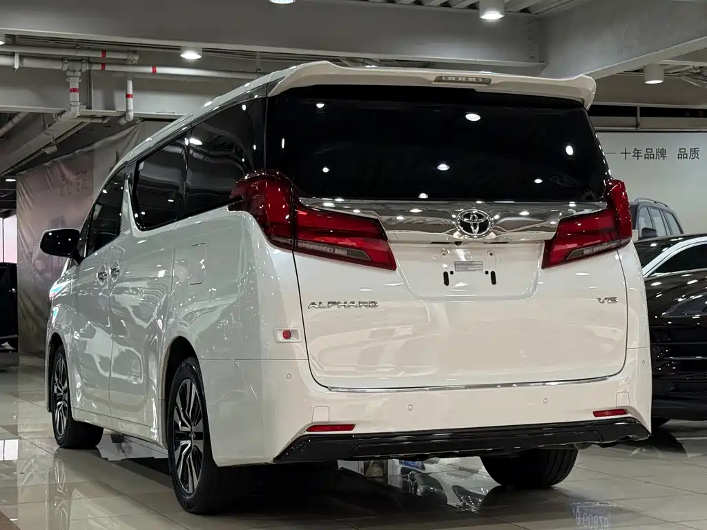 Toyota Alphard — миниатюра 20