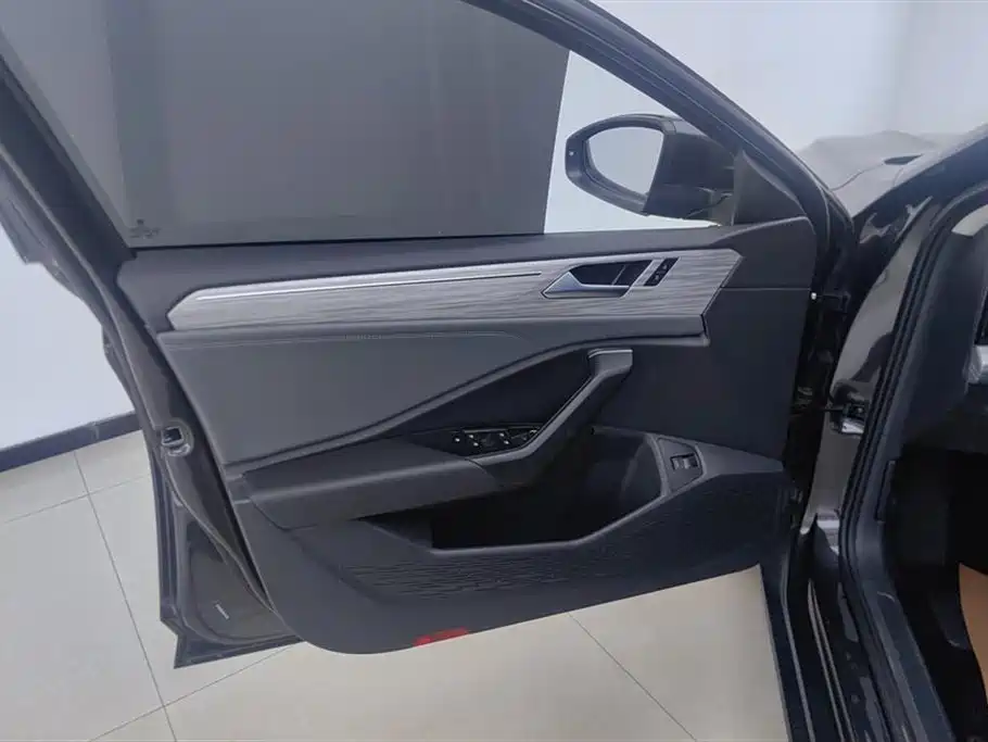 Volkswagen Sagitar 2025 300TSI DSG
