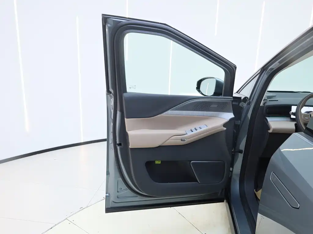 XPeng X9 — миниатюра 24