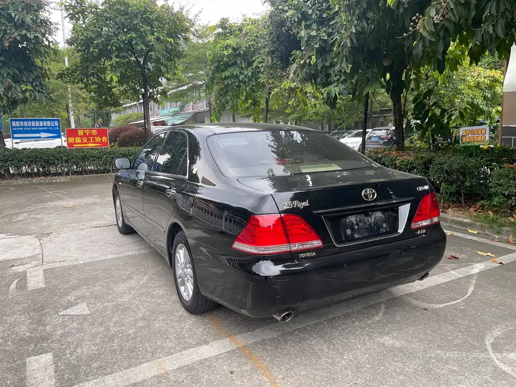 Toyota Crown — миниатюра 7