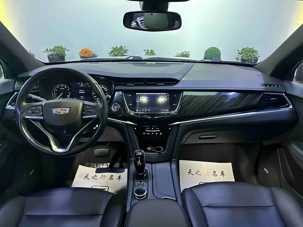 CADILLAC XT6