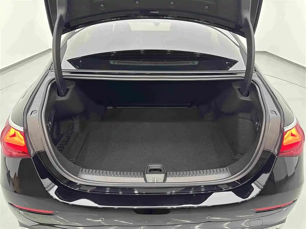 Mercedes-Benz E-Class — миниатюра 24