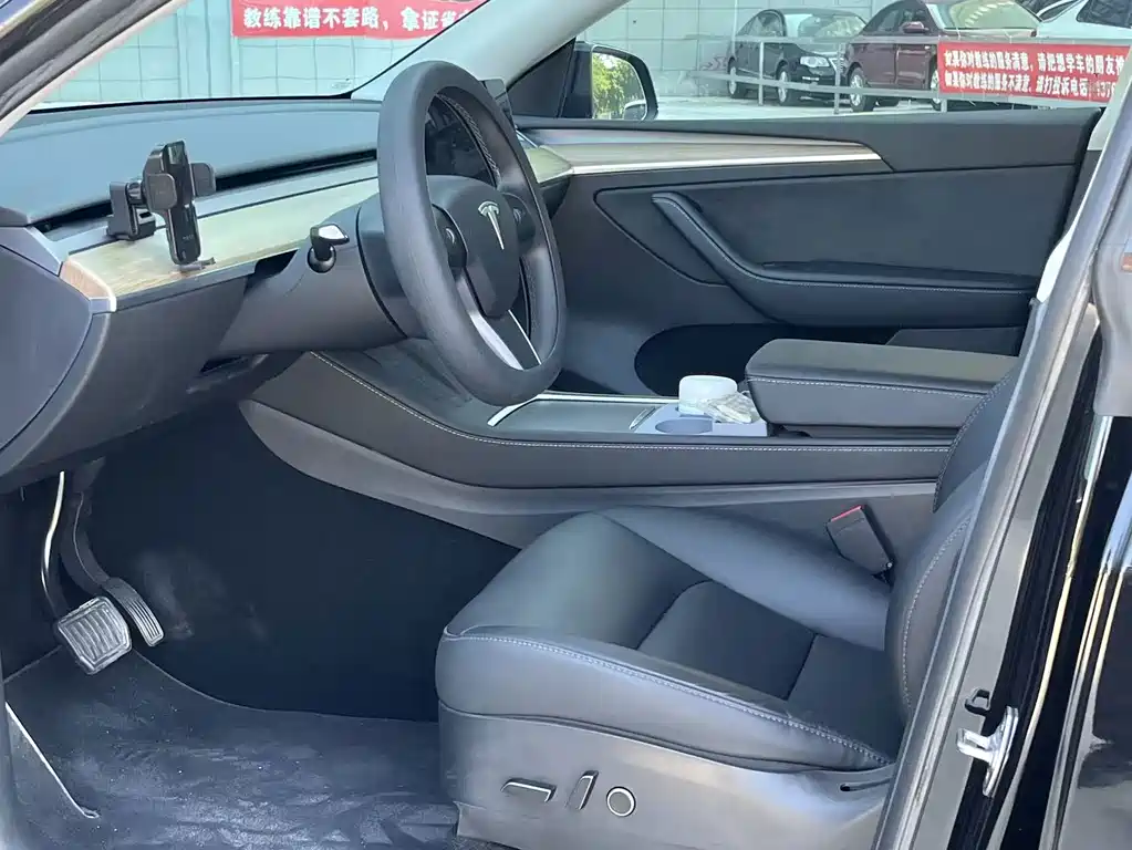 Tesla Model Y — миниатюра 4