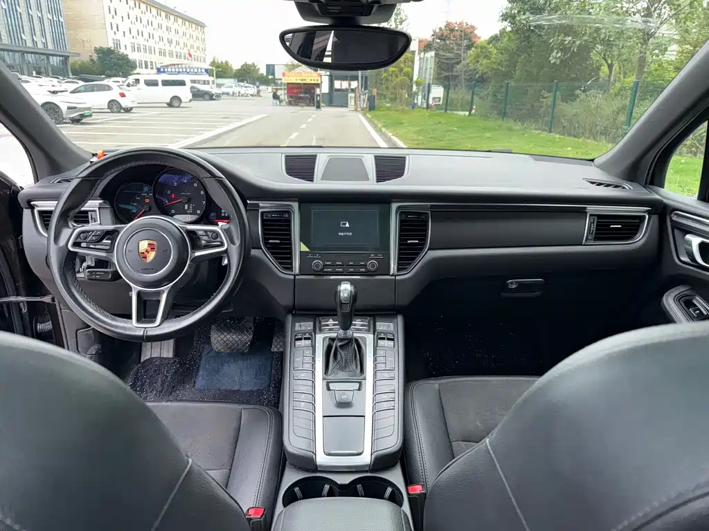 Porsche Macan — миниатюра 3