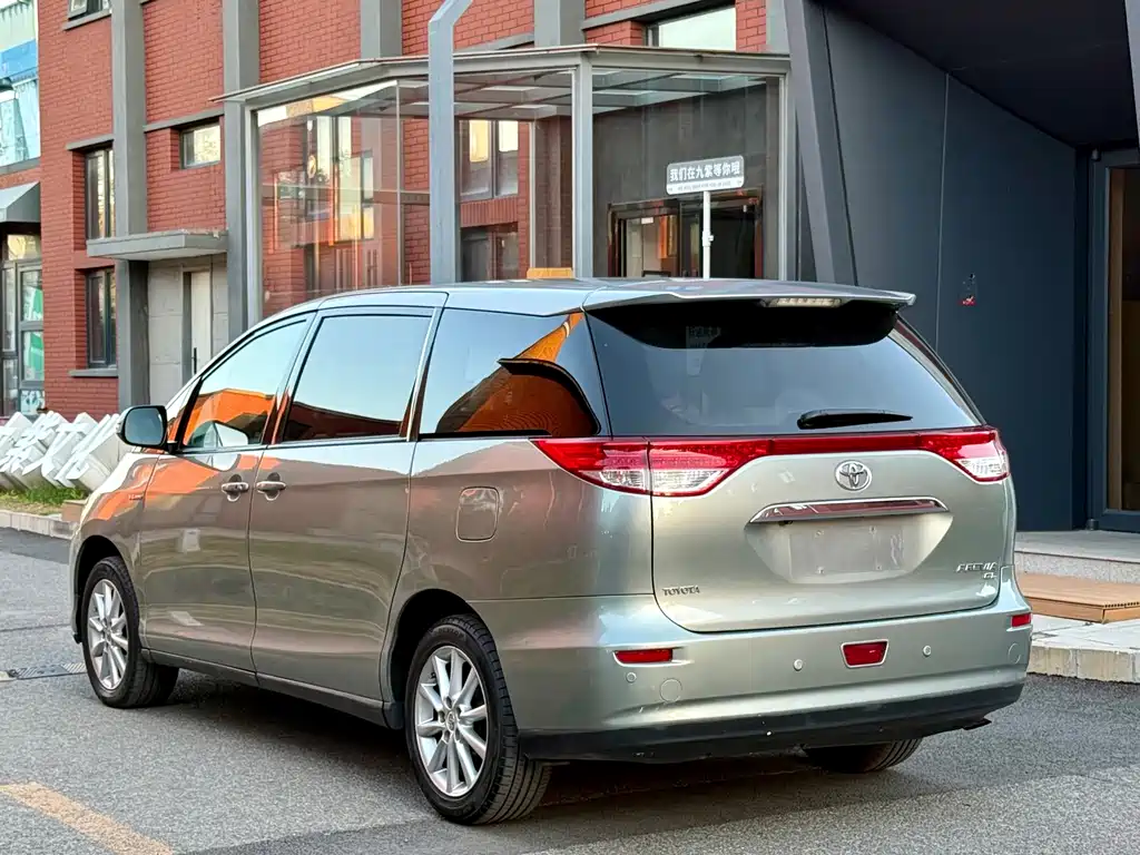 Toyota Previa — миниатюра 4