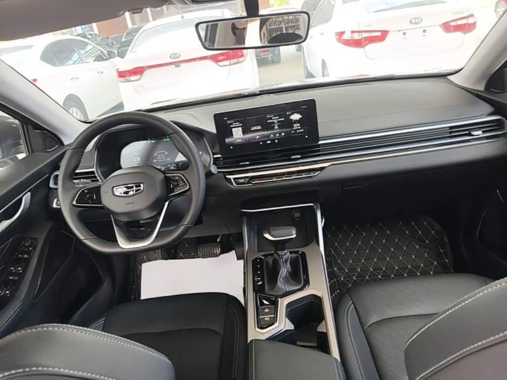 Geely Emgrand 1.5 л 2021 г. Серебристо-серый, пробег 19000 км