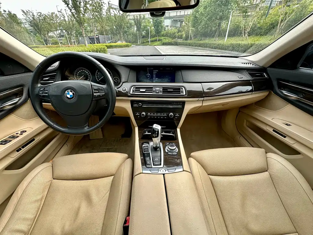 BMW 7 Series — миниатюра 8