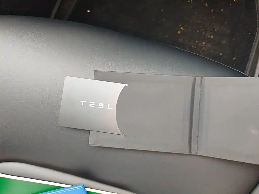 Tesla Model Y — миниатюра 9