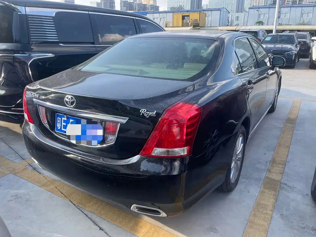 Toyota Crown — миниатюра 3