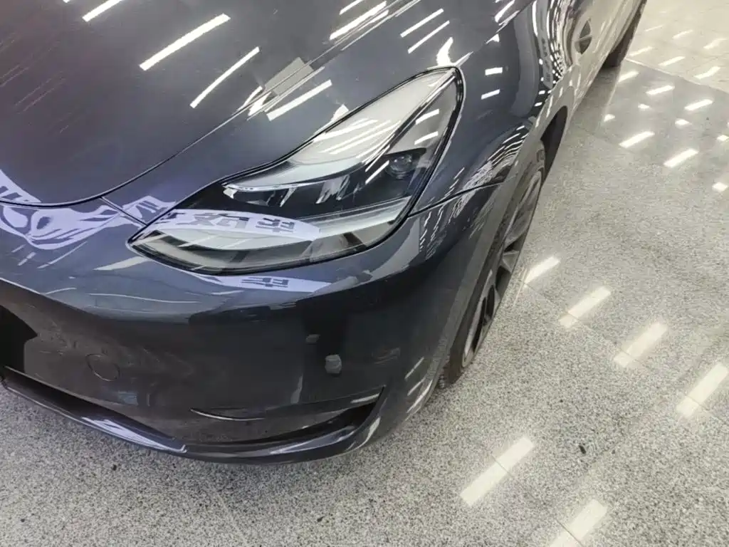 Tesla Model Y — миниатюра 24