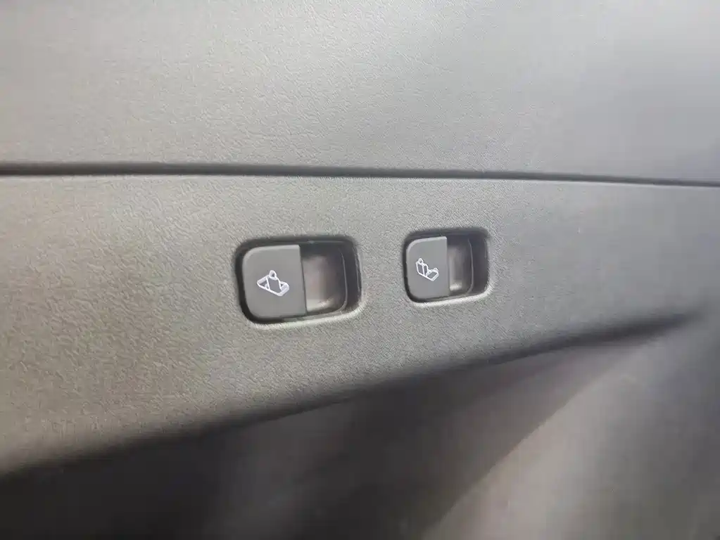 Tesla Model Y — миниатюра 15