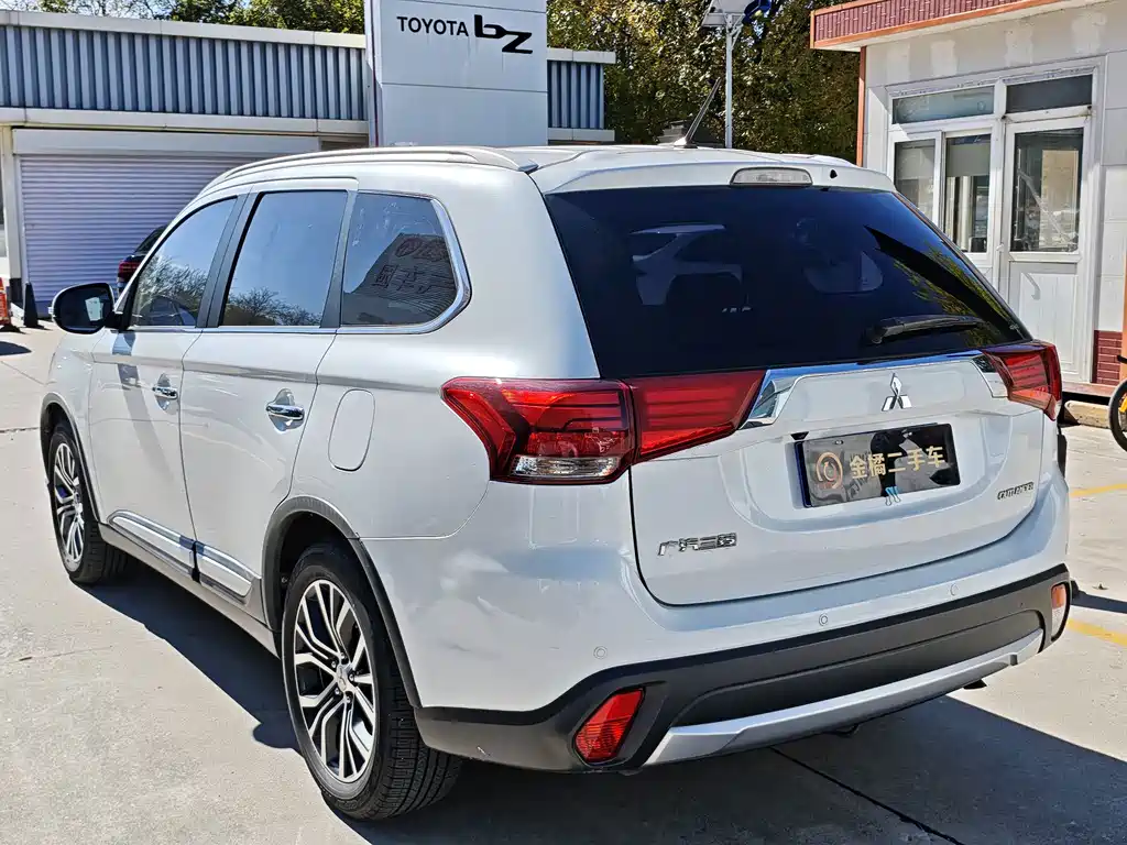 Mitsubishi Outlander — миниатюра 2