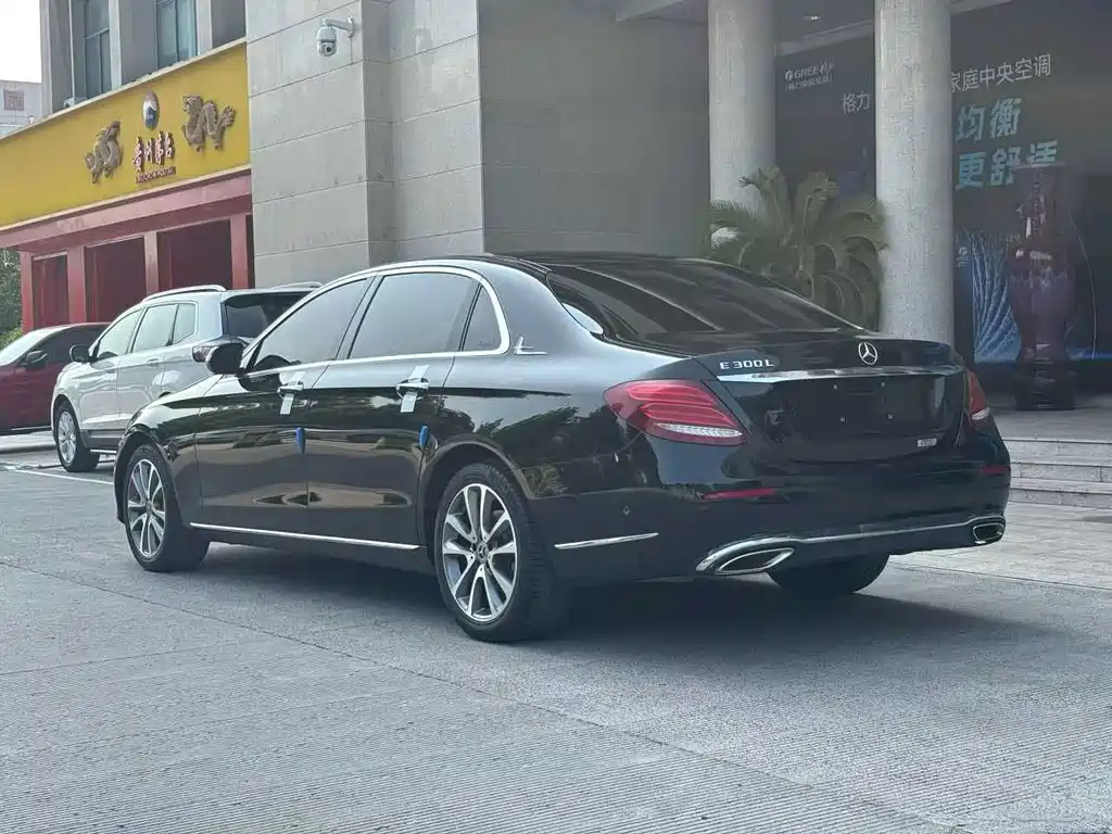 Mercedes-Benz E-Class — миниатюра 9