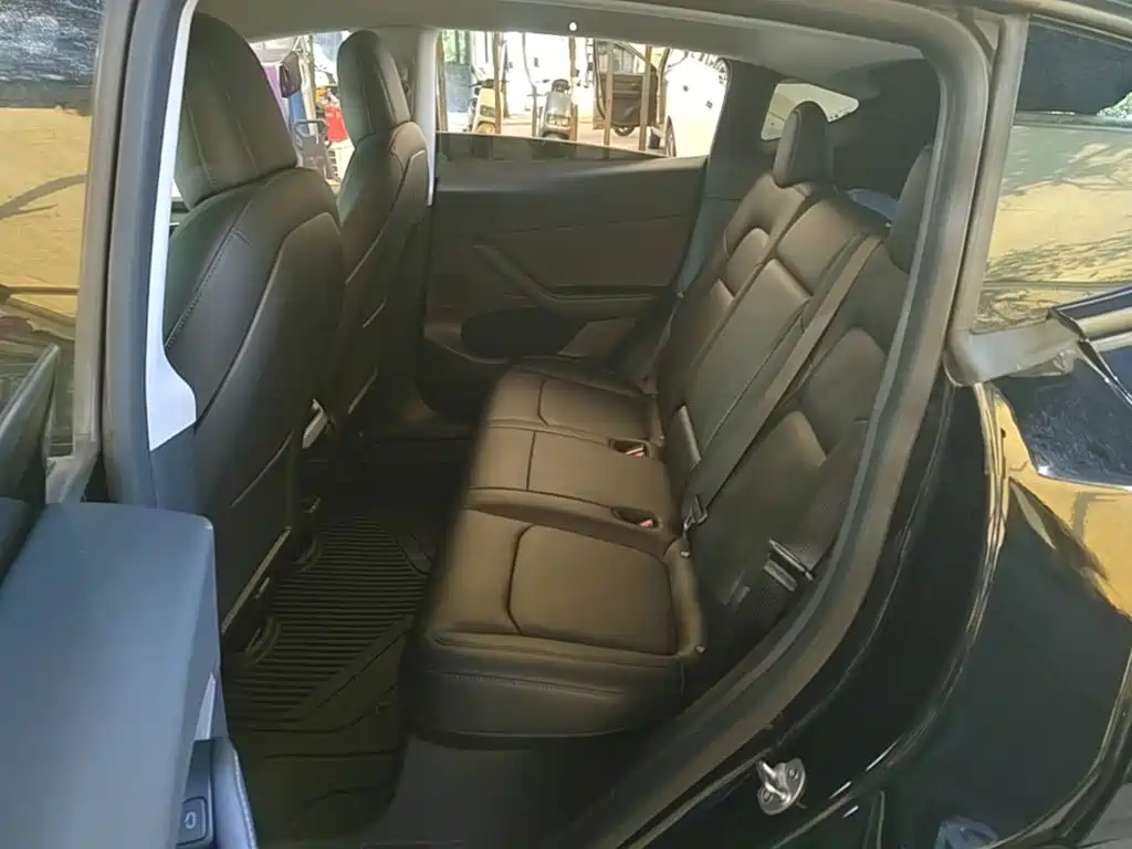 Tesla Model Y — миниатюра 17