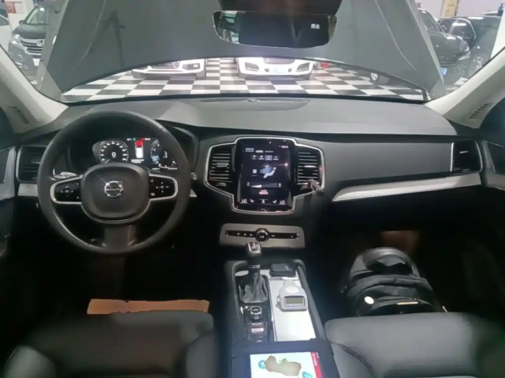 Volvo XC90 2017 T6 5 мест