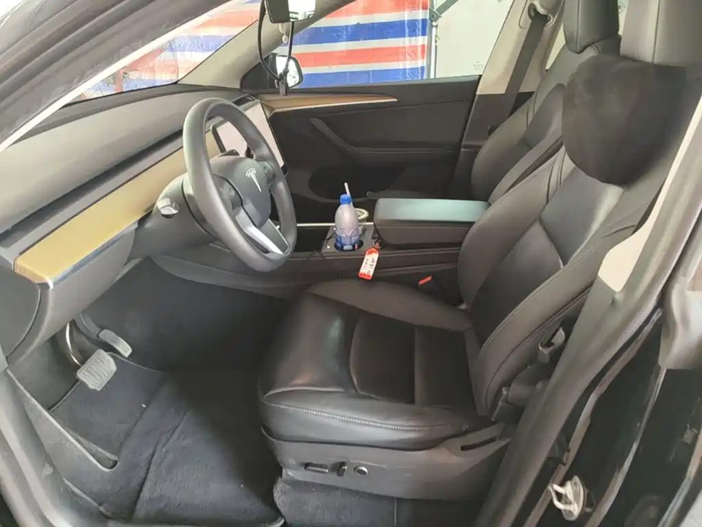 Tesla Model Y — миниатюра 15