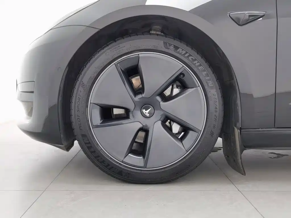 Tesla Model 3 — миниатюра 17