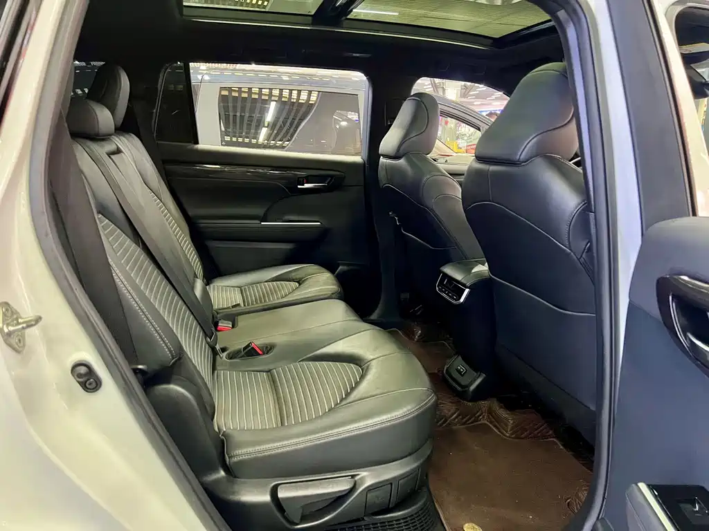 Toyota Crown Kluger — миниатюра 17