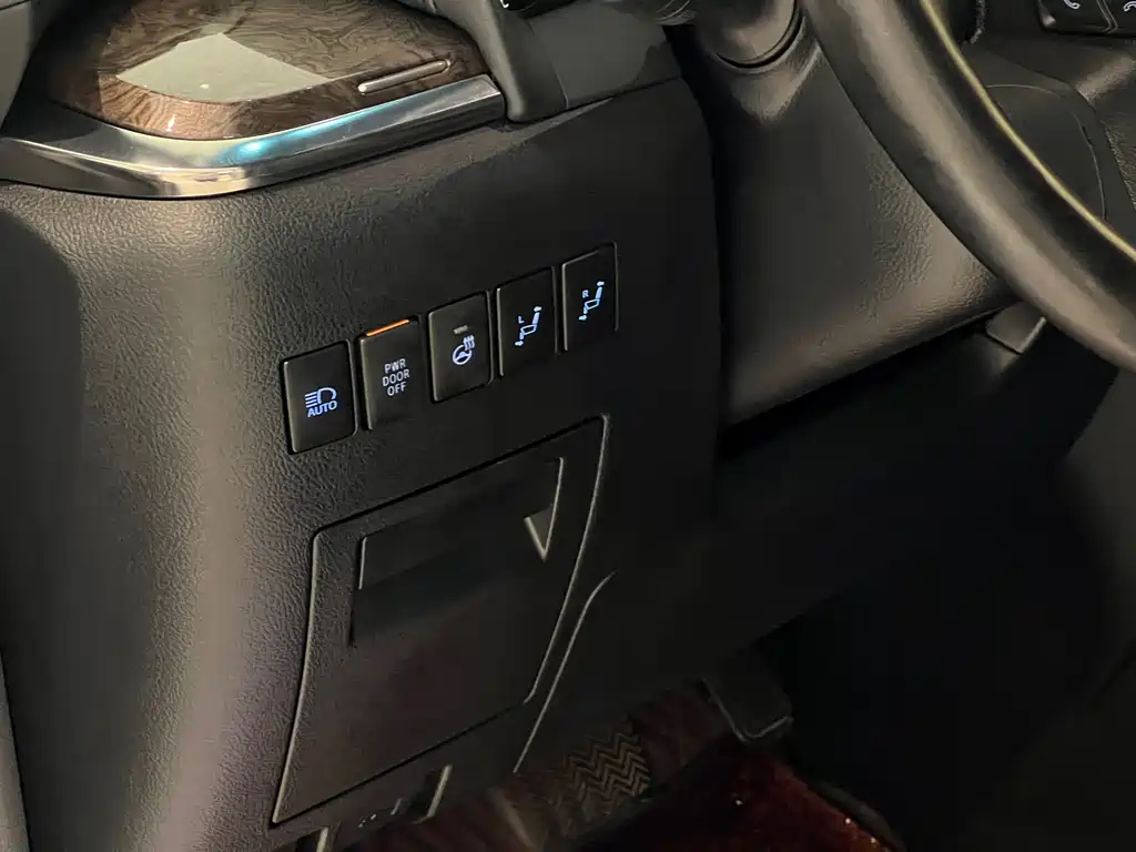 Toyota Alphard — миниатюра 20