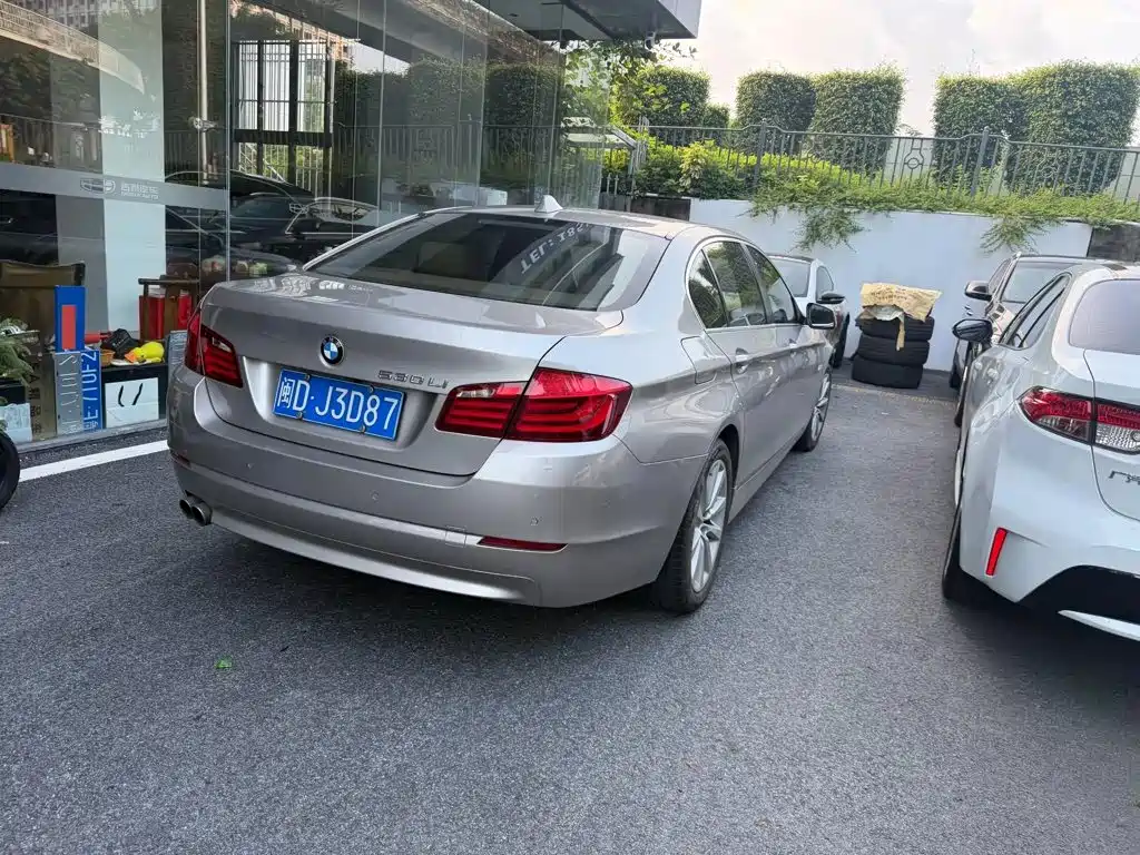 BMW 5 Series — миниатюра 6
