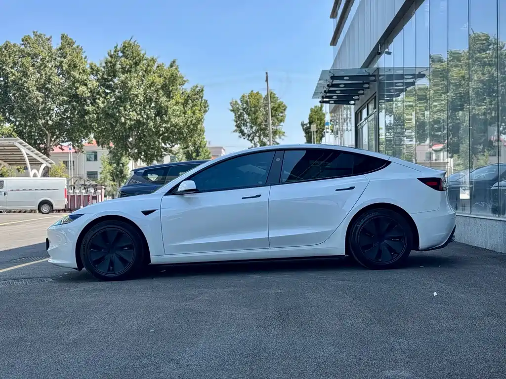 Tesla Model 3 — миниатюра 6