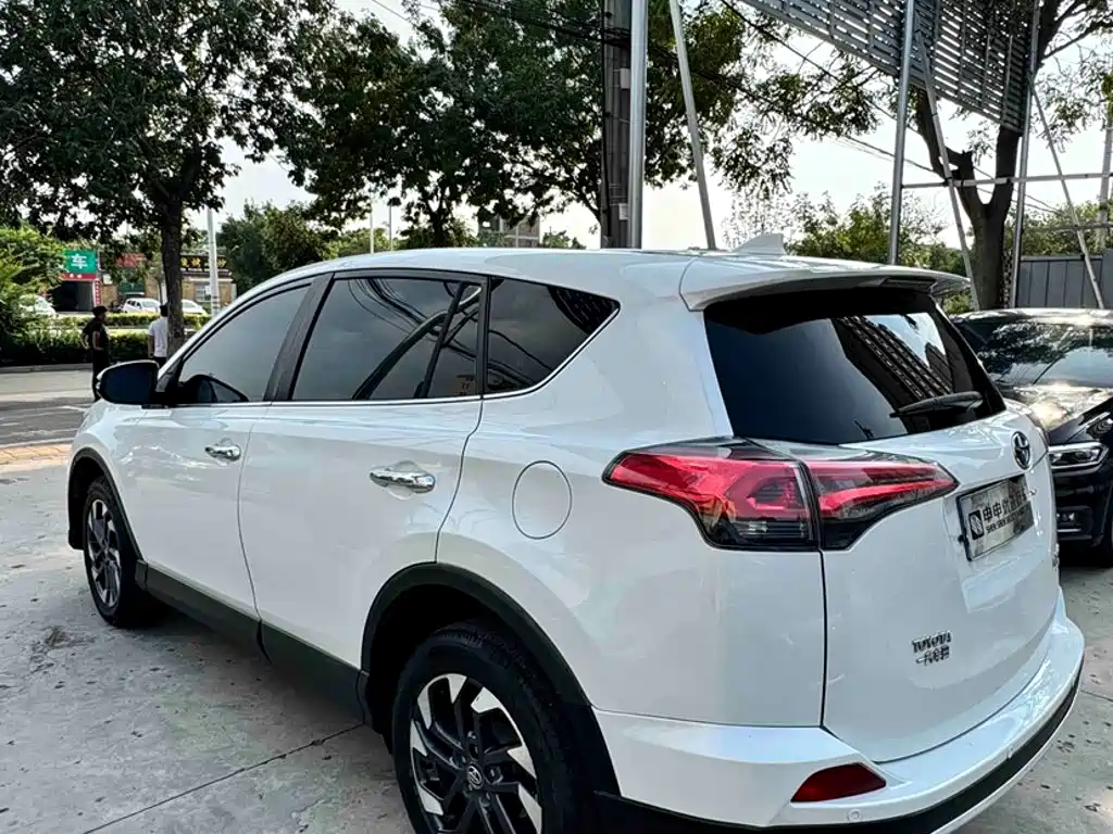 Toyota RAV4 — миниатюра 6