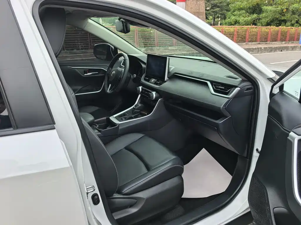 Toyota RAV4 — миниатюра 13