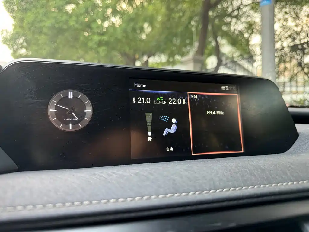Lexus UX New Energy — миниатюра 8