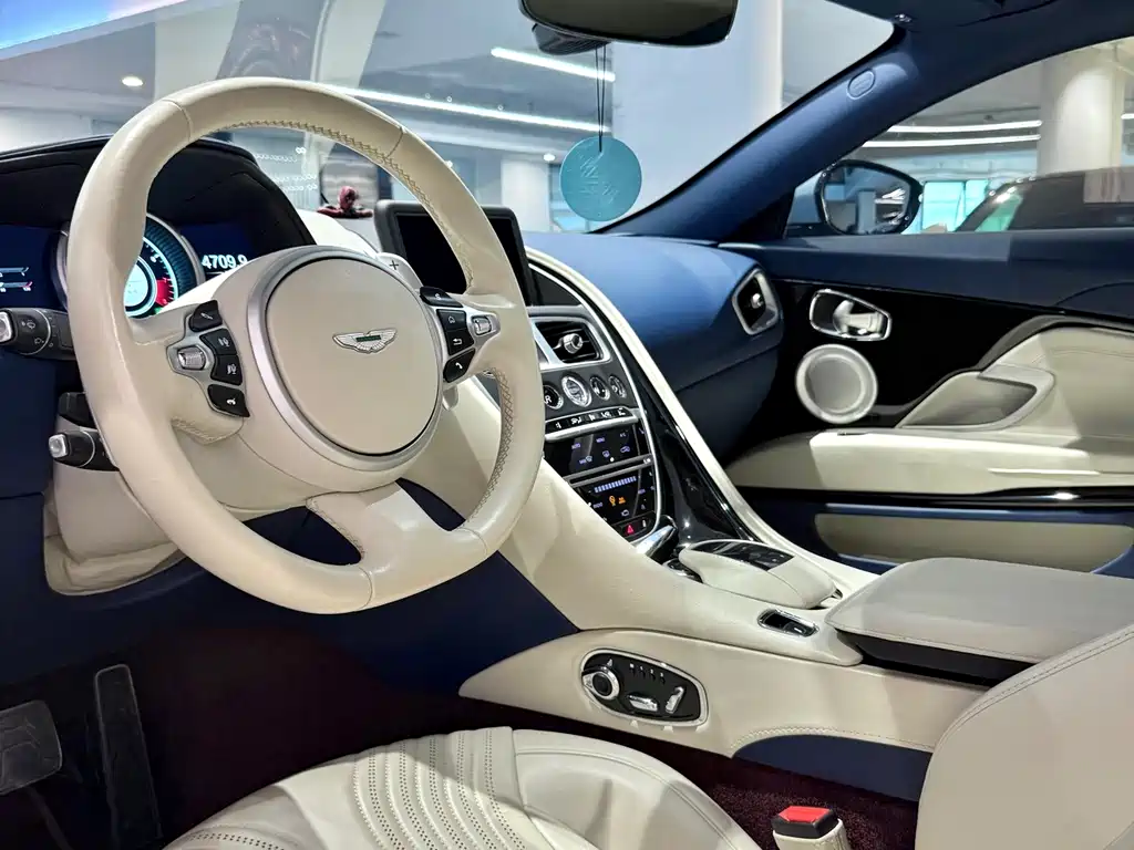 Aston Martin DB11 — миниатюра 7