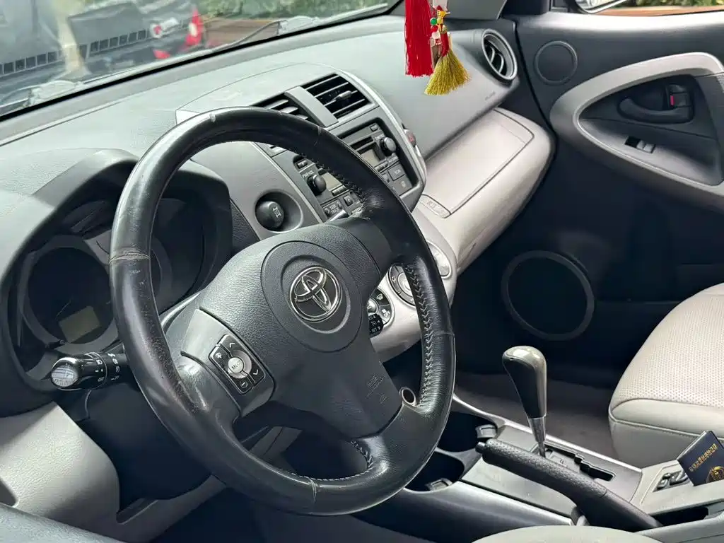 Toyota RAV4 — миниатюра 6
