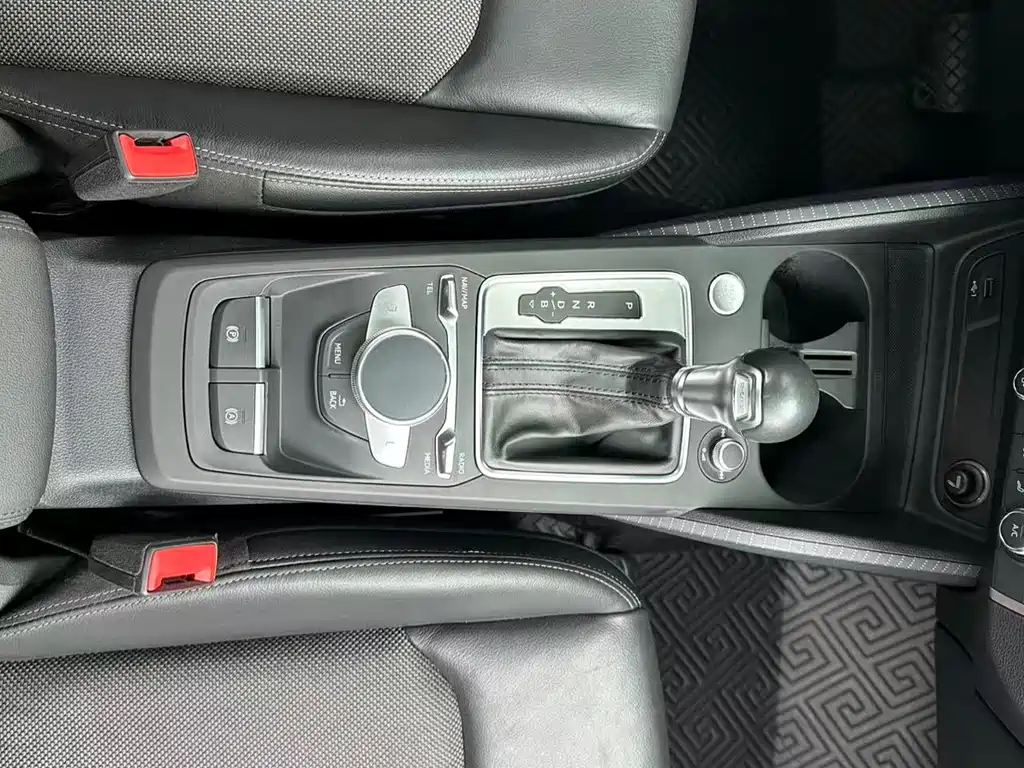 Audi Q2L e-tron — миниатюра 20