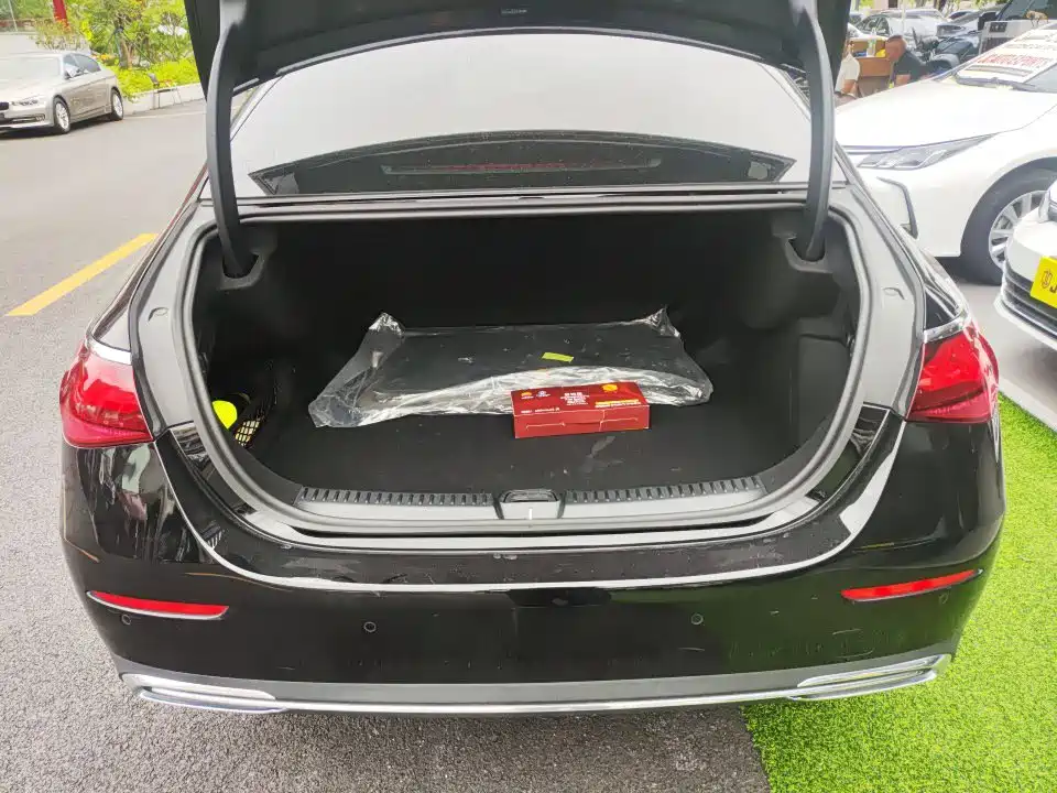 Mercedes-Benz E-Class — миниатюра 8