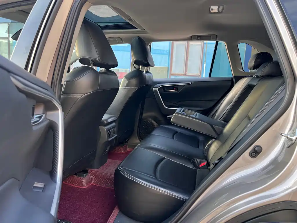 Toyota RAV4 — миниатюра 10