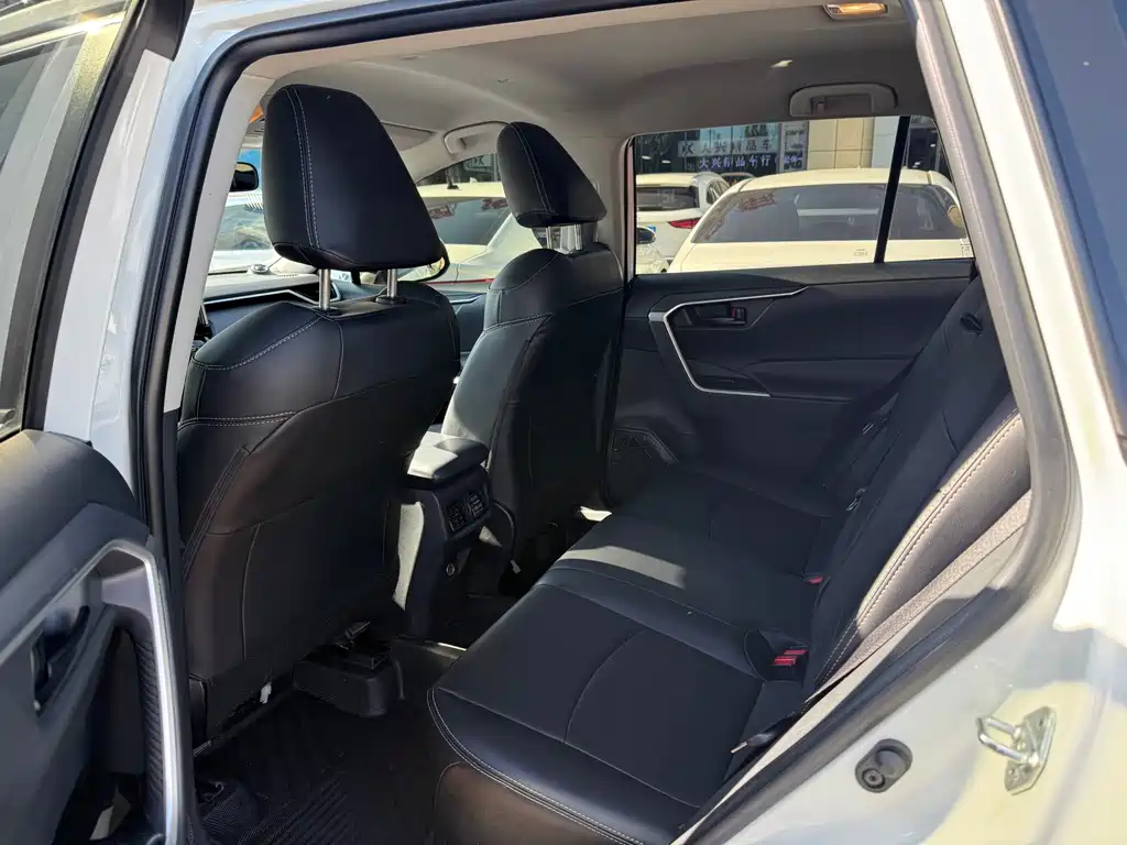 Toyota RAV4 — миниатюра 8
