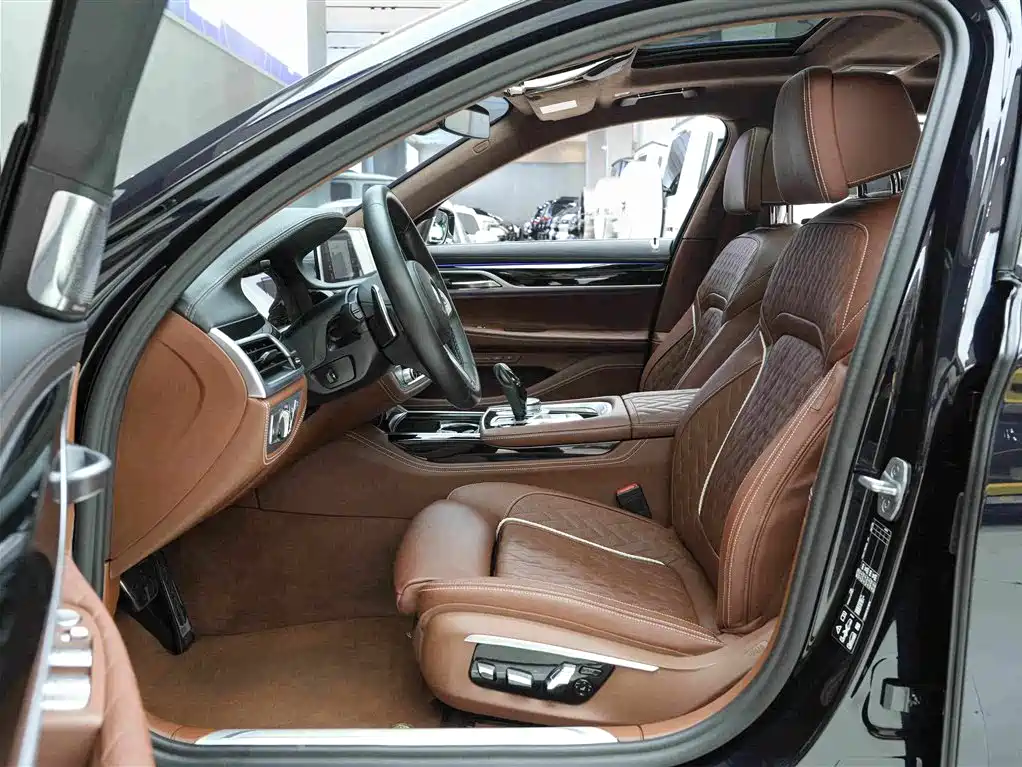BMW 7 Series — миниатюра 11