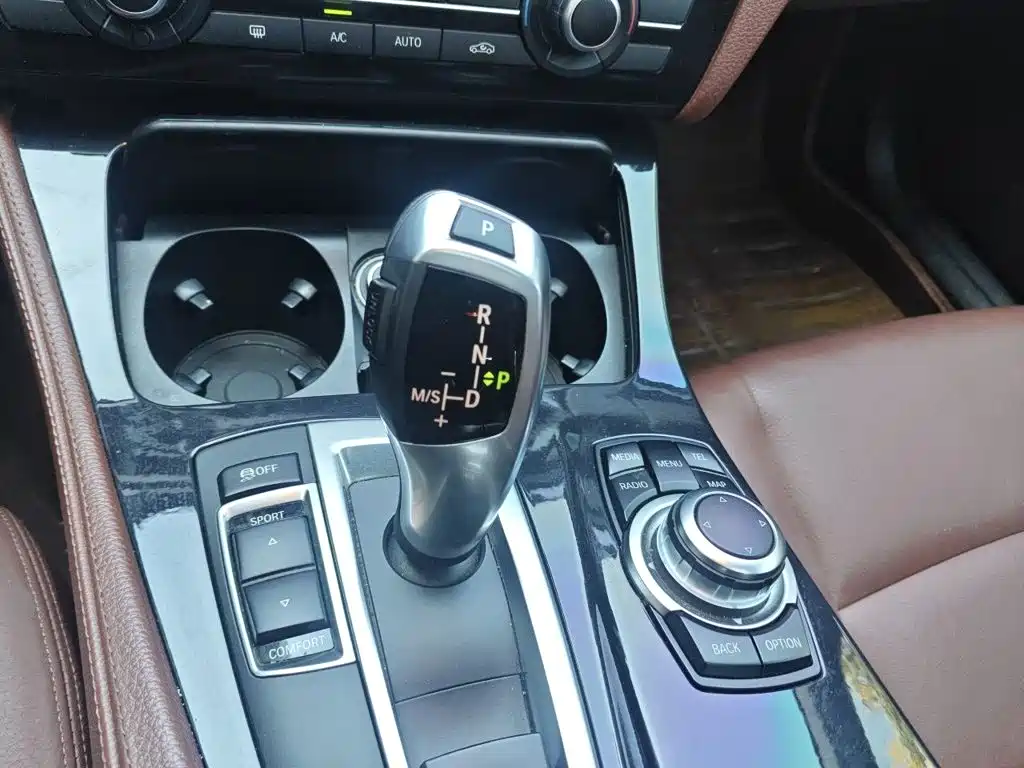 BMW 5 Series — миниатюра 7