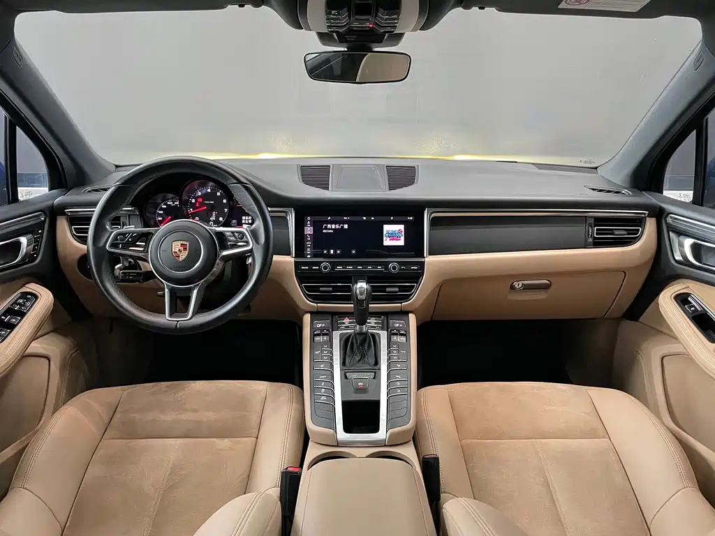 PORSCHE MACAN