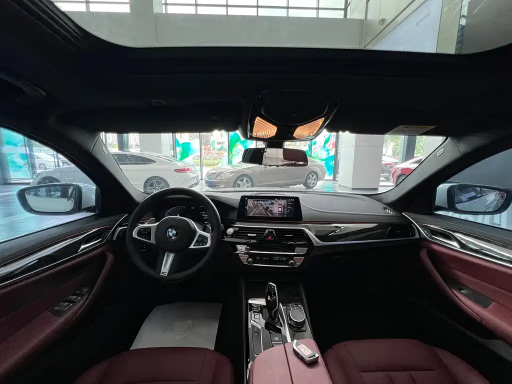 BMW 5 Series — миниатюра 9
