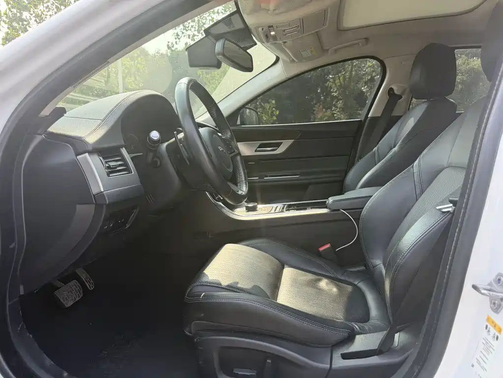 Jaguar XFL — миниатюра 3