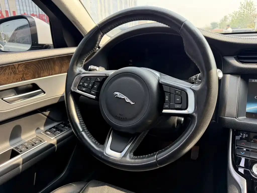 Jaguar XFL — миниатюра 6