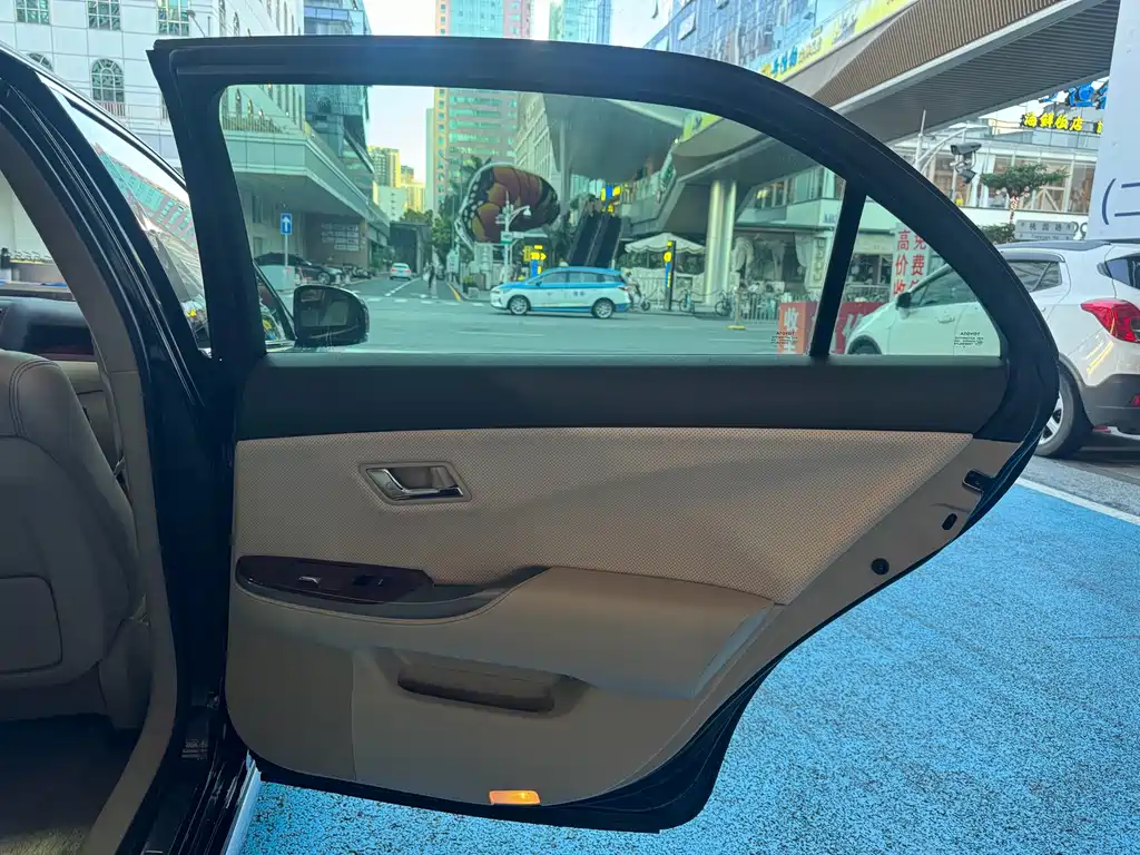 Toyota Crown — миниатюра 10