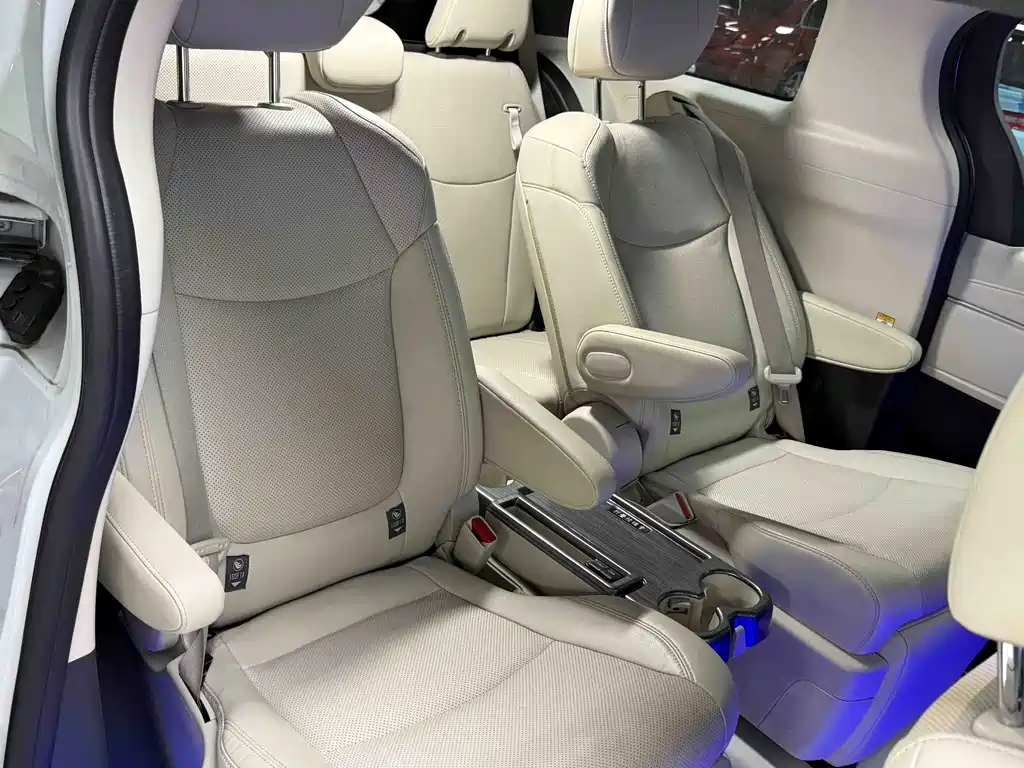 Toyota Sienna — миниатюра 21