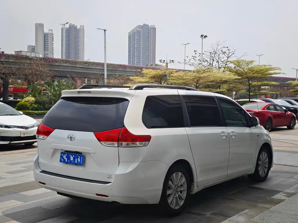 Toyota Sienna 2013 3.5L AT